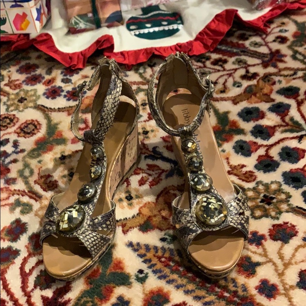 Brown faux snakeskin heels 🐍